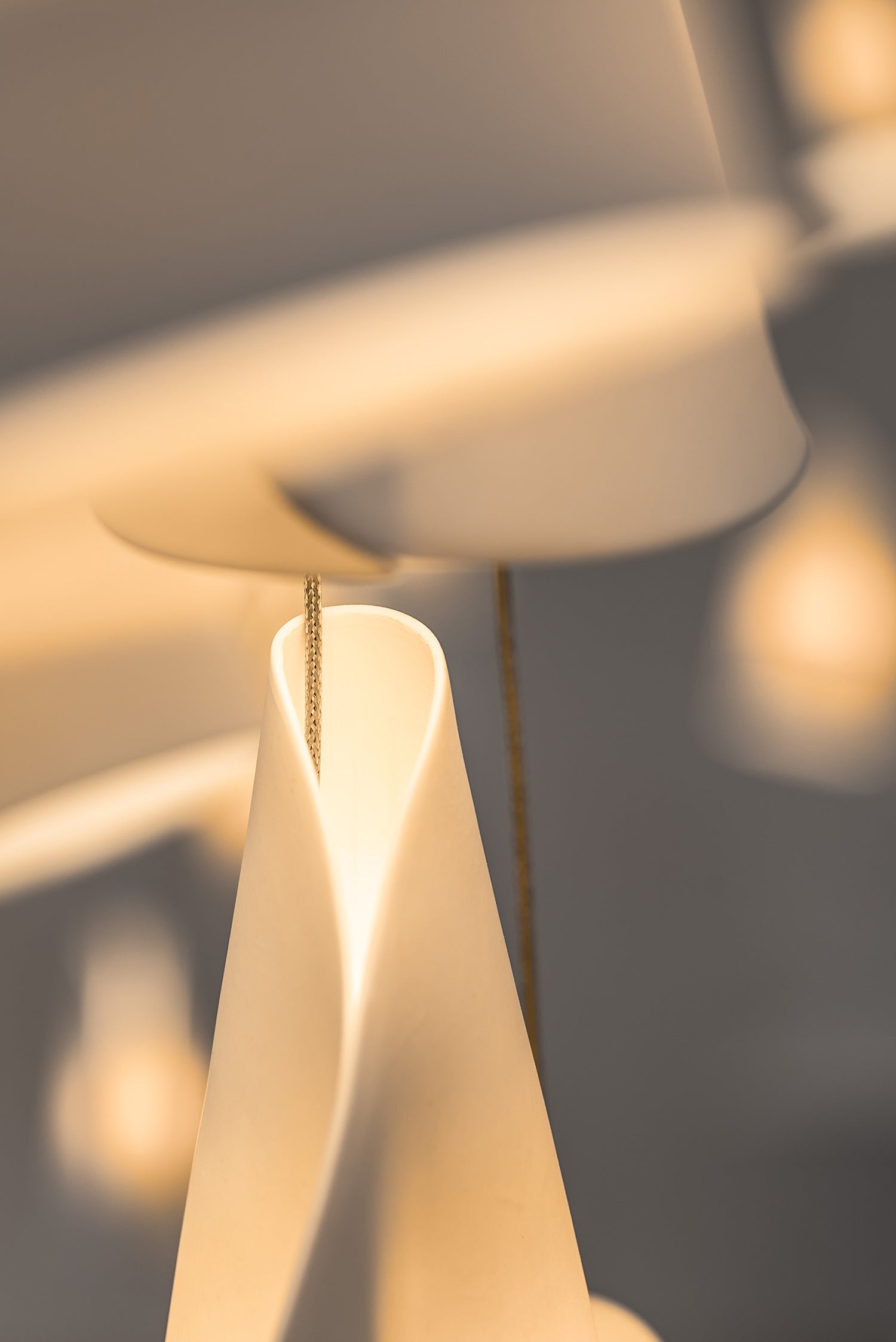 21 Thin Porcelain Pendant Lamp | Esilora