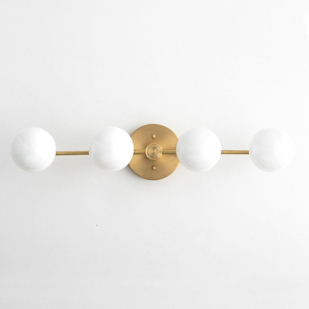 Lampada da parete Glorica Glass in metallo minimalista con barra e globo per toeletta — Lampada a globo da parete per spogliatoio e bagno | Esilora