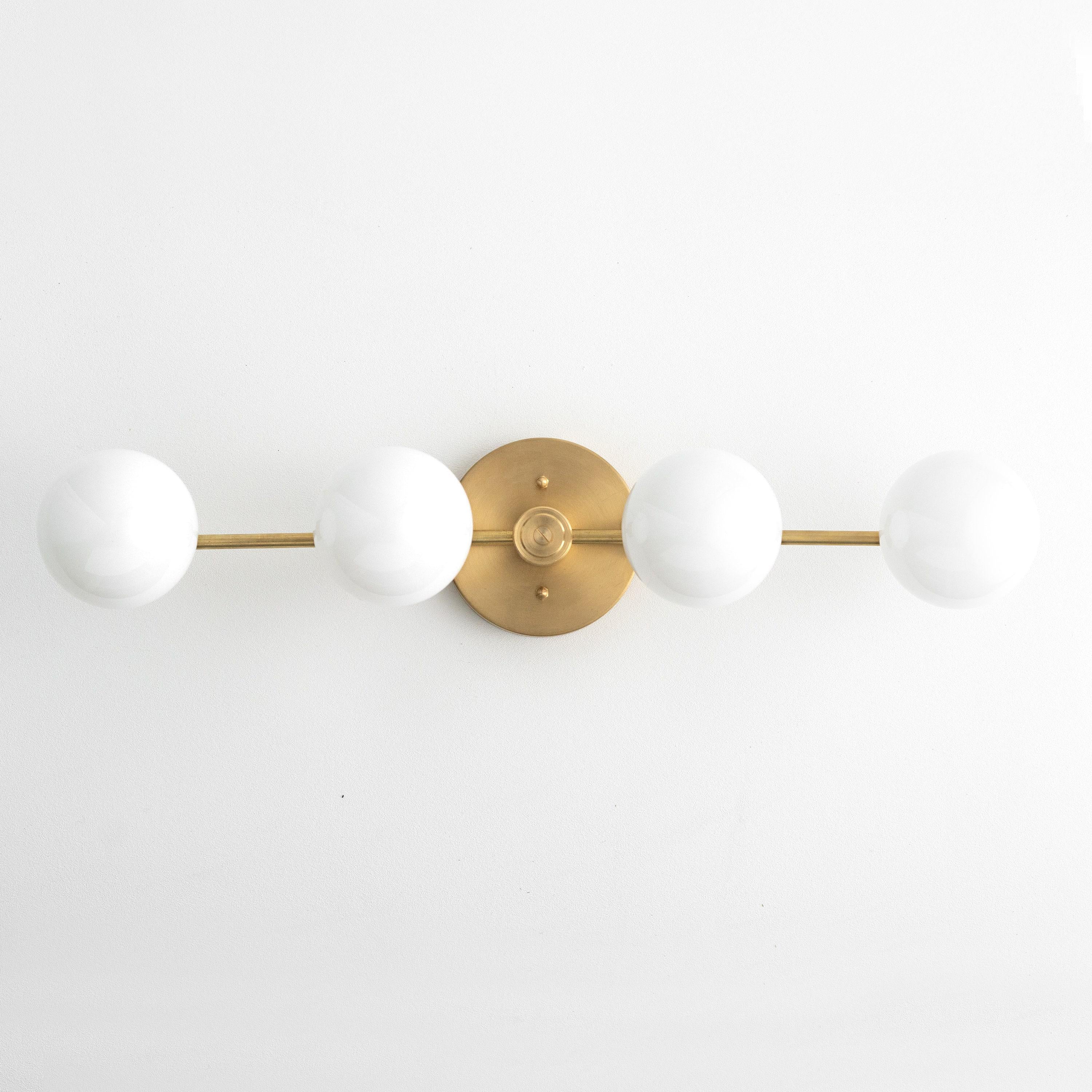 Lampada da parete Glorica Glass in metallo minimalista con barra e globo per toeletta — Lampada a globo da parete per spogliatoio e bagno | Esilora