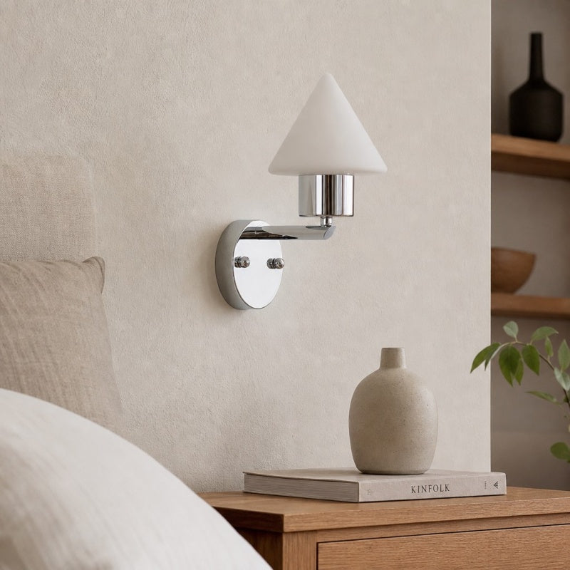 Applique Kallera - Luminaire rétro minimaliste en métal et verre avec abat-jour conique pour chambre et couloir | Esilora