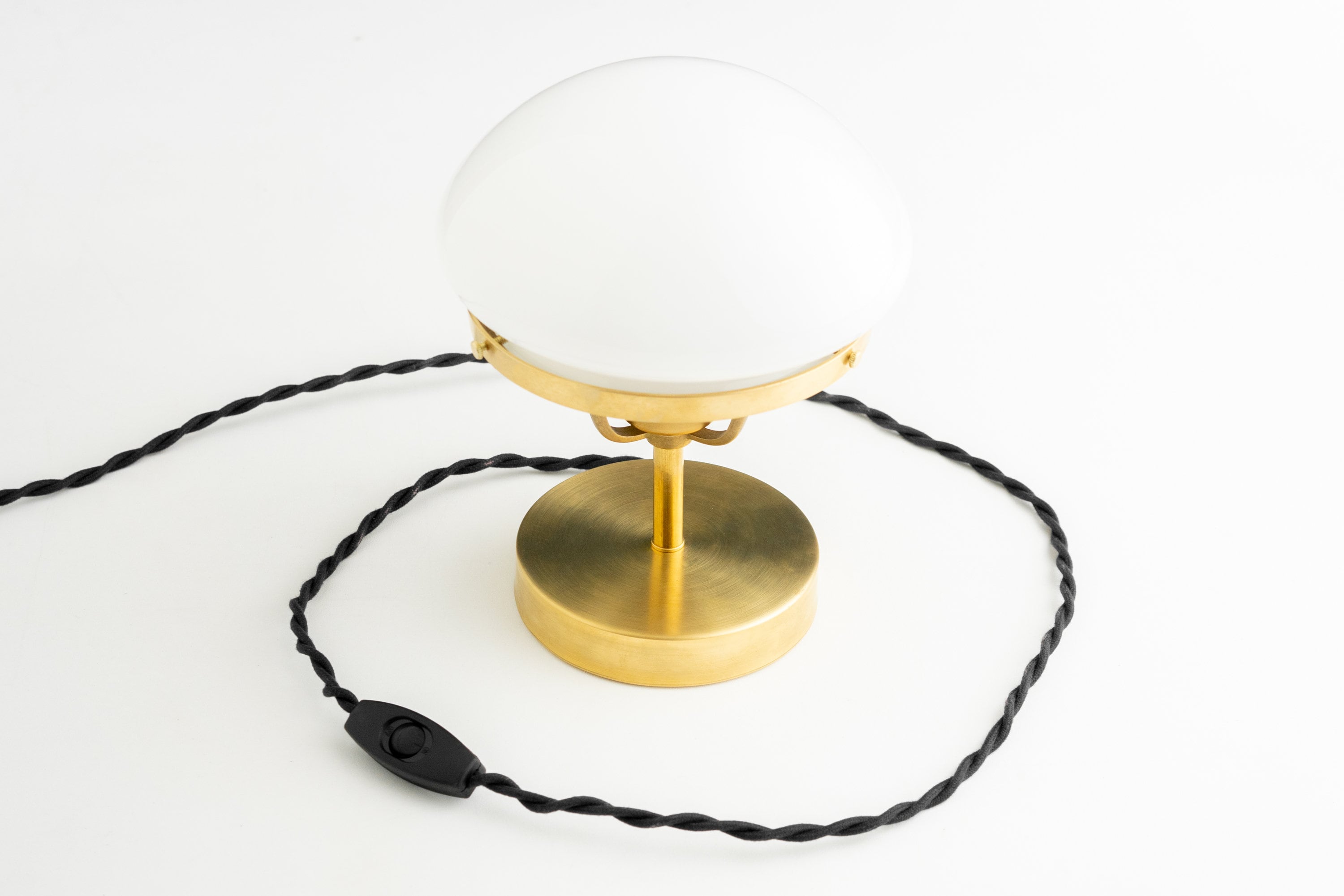 Ornato Luxe Skulpturale geometrische Tischlampe – Art Deco Akzent für Schlafzimmer & Wohnzimmer | Esilora