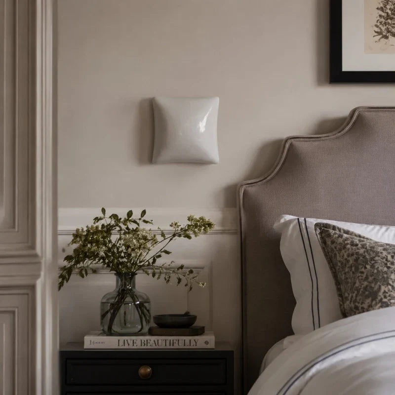 Applique murale en céramique blanche brillante en forme de coussin pour un éclairage intérieur doux | Esilora