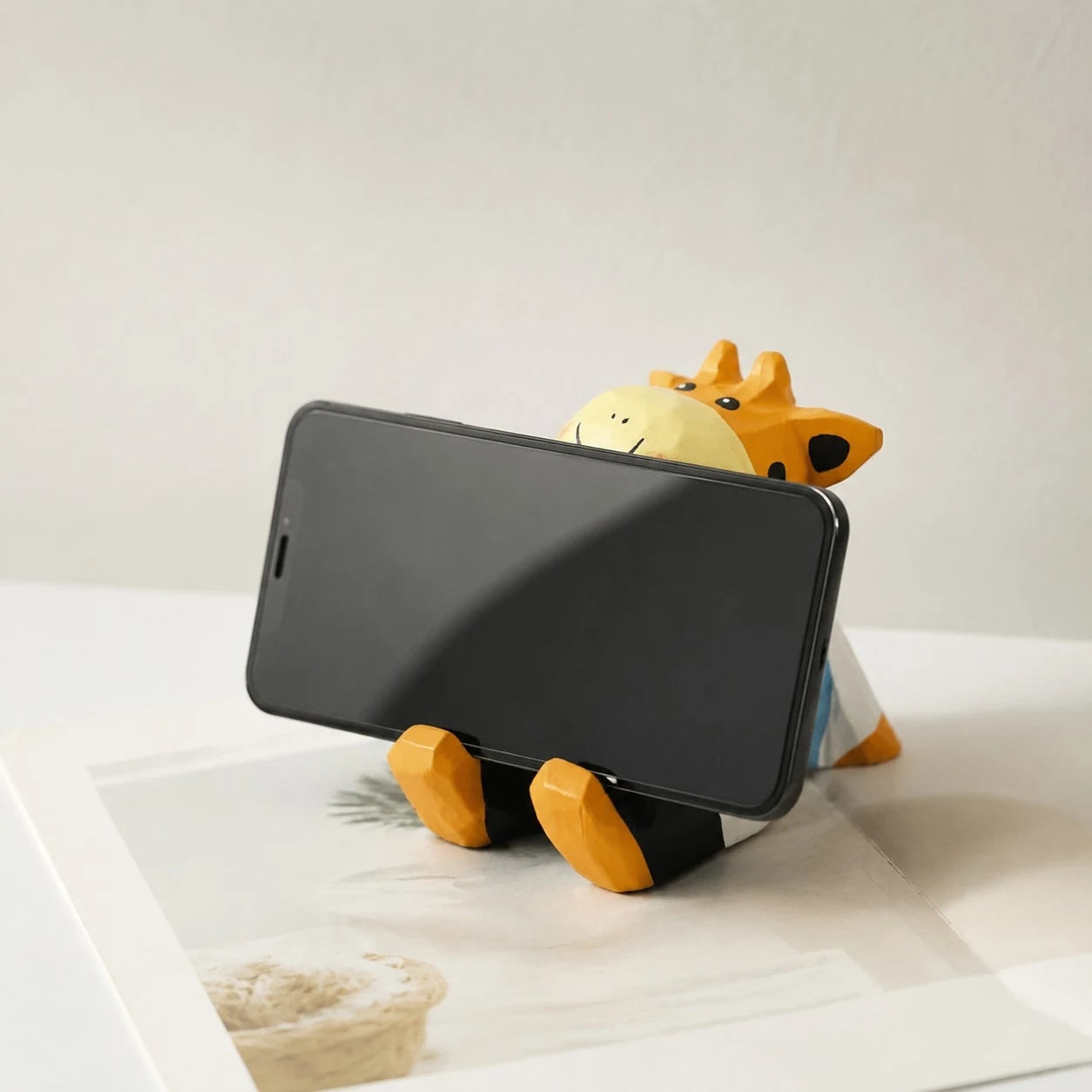 Support de téléphone en bois sculpté à la main représentant un animal | Esilora