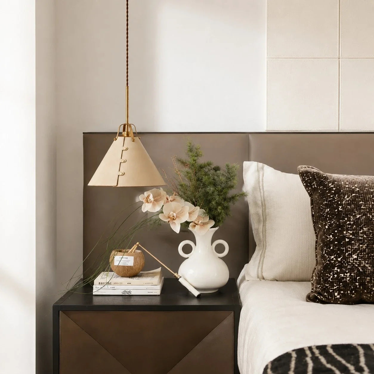 Kuželová závěsná lampa s koženým stínidlem ve vintage stylu | Esilora