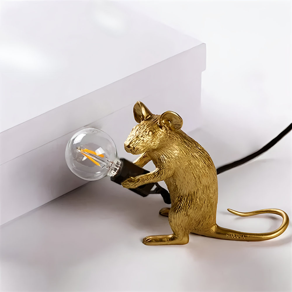 Dekorative Tier-Tischlampe aus Kunstharz — Kompakte skulpturale Beleuchtung