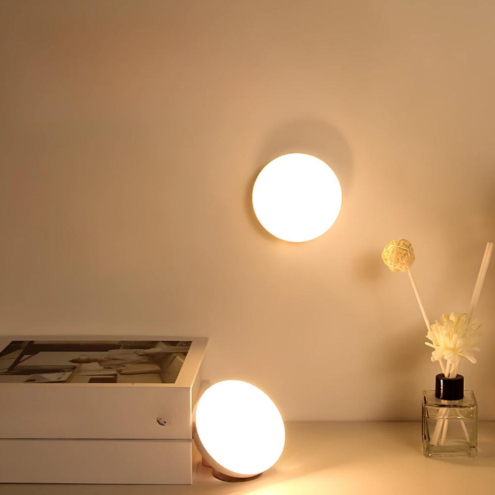 Lampă de veghe LED cu senzor de mișcare — design compact, activare instantanee