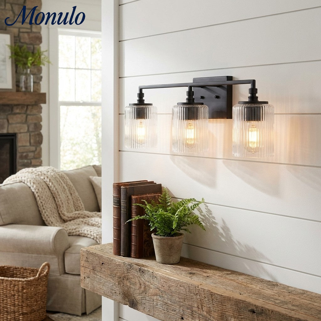 Luminaire de salle de bains Lirra à trois abat-jour en verre, design élégant en métal – Éclairage de coiffeuse | Esilora