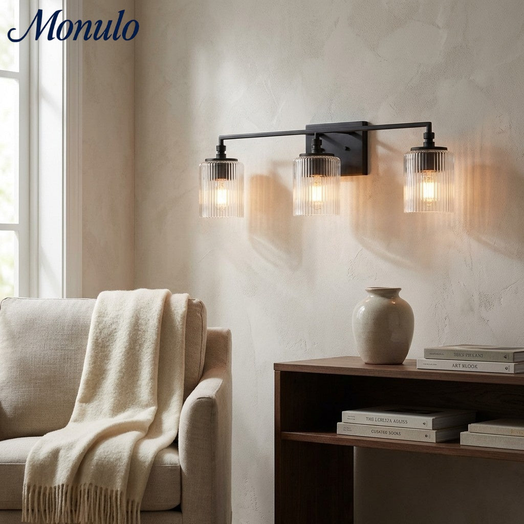 Luminaire de salle de bains Lirra à trois abat-jour en verre, design élégant en métal – Éclairage de coiffeuse | Esilora