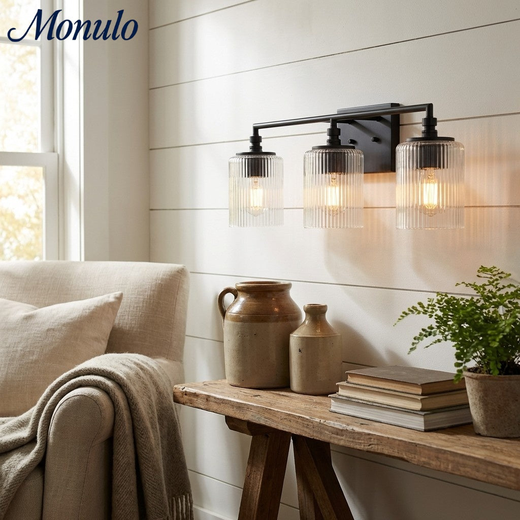 Luminaire de salle de bains Lirra à trois abat-jour en verre, design élégant en métal – Éclairage de coiffeuse | Esilora