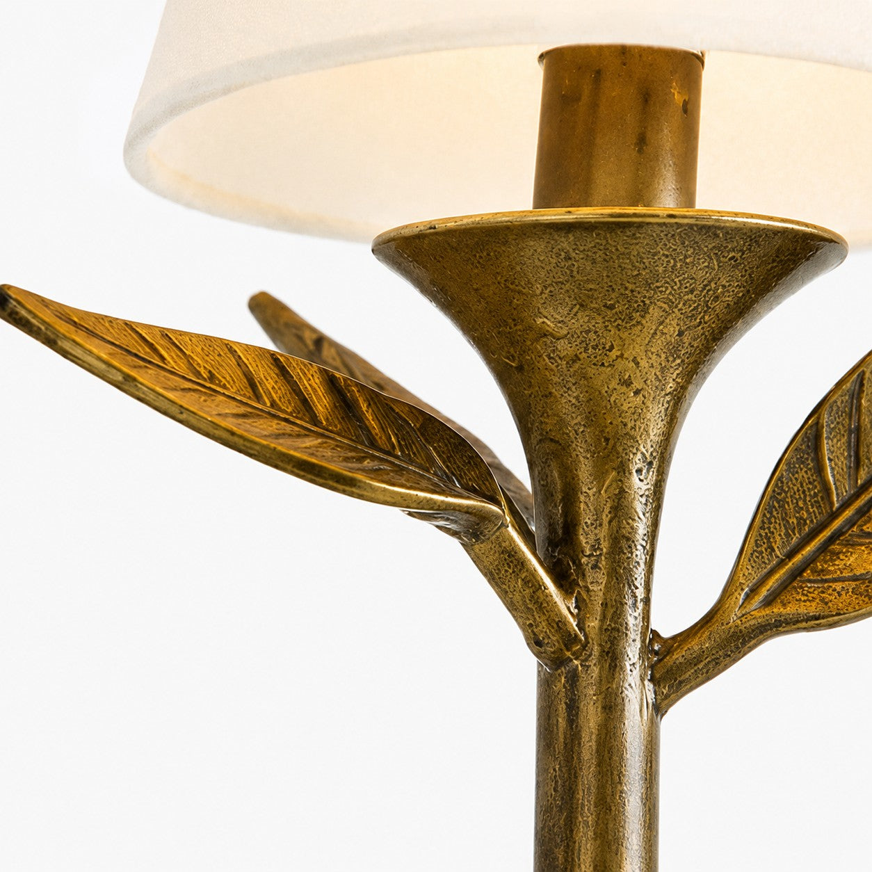 Roven Botanical Metal Wall Sconce Vintage-Inspired Metal Wall Light for Hallway and Bedroom | Esilora