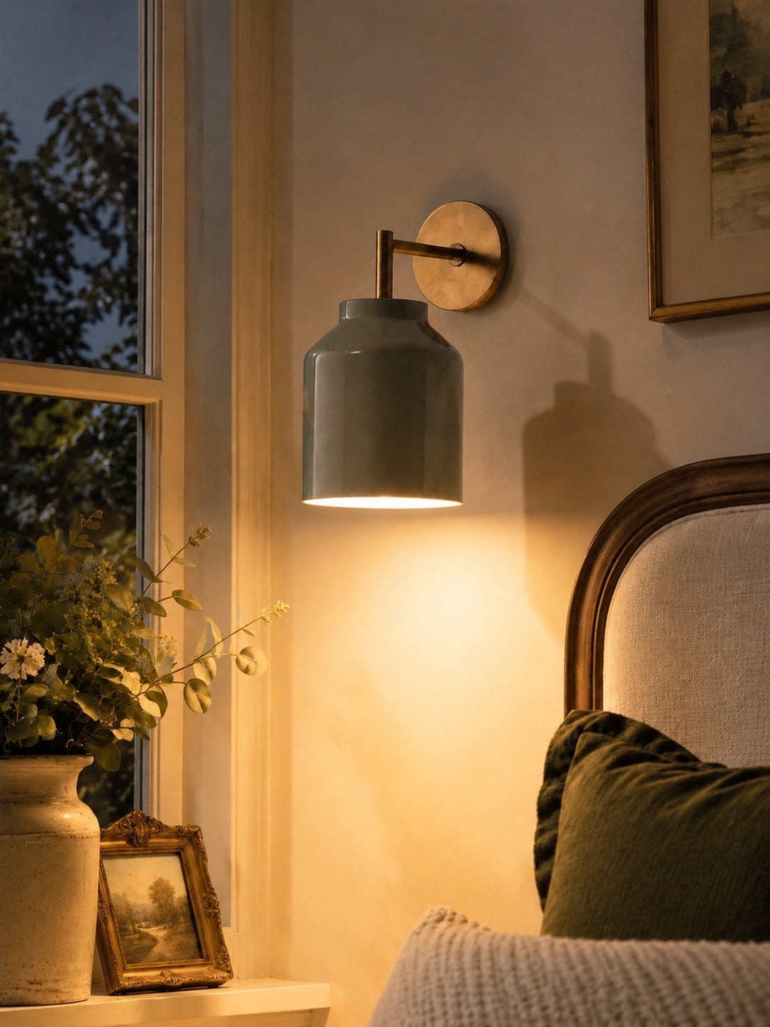 Hanton minimalistisk væglampe – væglampe i vintage-mælkeglas og metaldetalje | Esilora