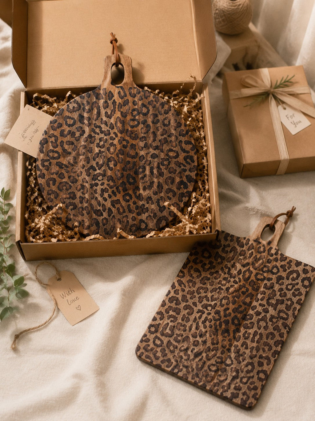 Deska z litego drewna sapelli Leopard – funkcjonalne akcesorium do jadalni i kuchni | Esilora
