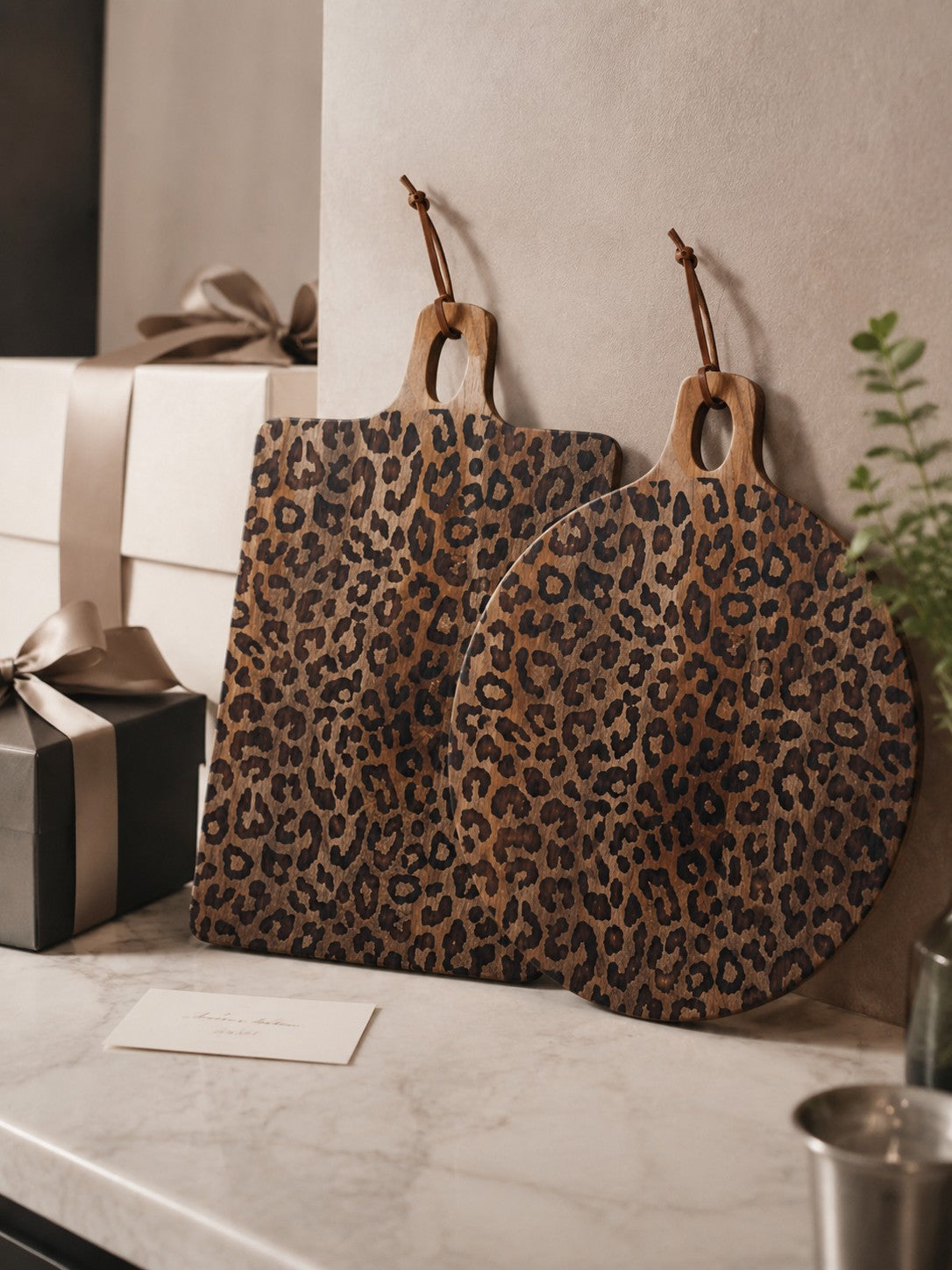 Deska z litego drewna sapelli Leopard – funkcjonalne akcesorium do jadalni i kuchni | Esilora