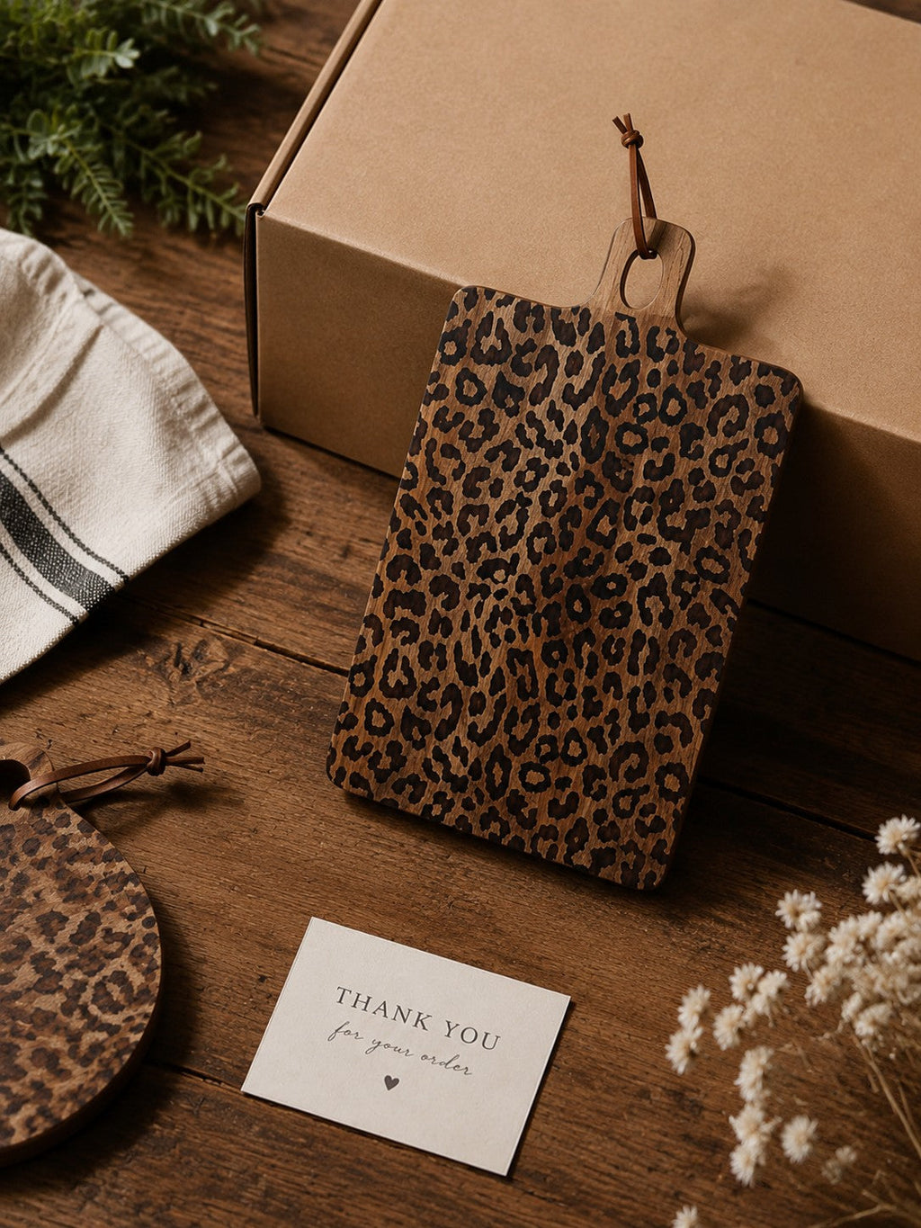 Deska z litego drewna sapelli Leopard – funkcjonalne akcesorium do jadalni i kuchni | Esilora