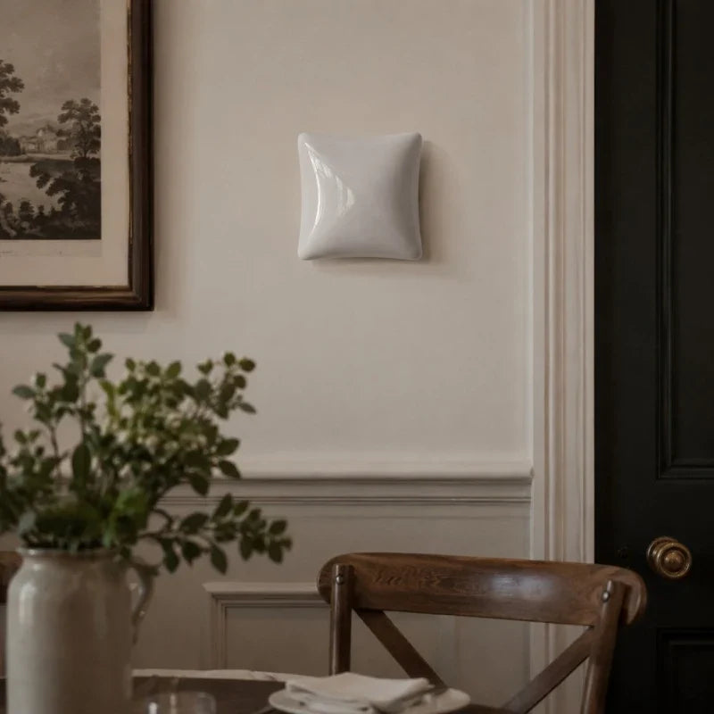 Applique murale en céramique blanche brillante en forme de coussin pour un éclairage intérieur doux | Esilora
