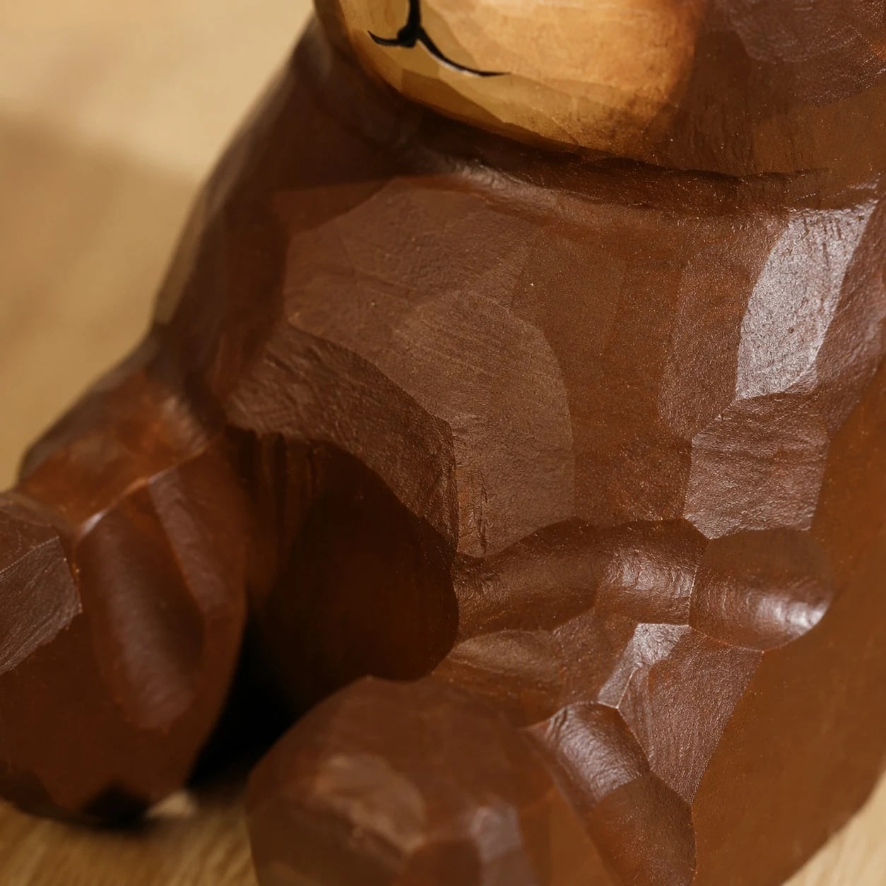 Support de téléphone en bois sculpté à la main représentant un animal | Esilora