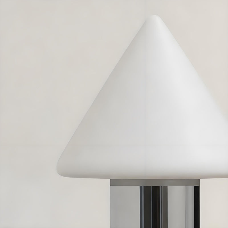 Applique Kallera - Luminaire rétro minimaliste en métal et verre avec abat-jour conique pour chambre et couloir | Esilora