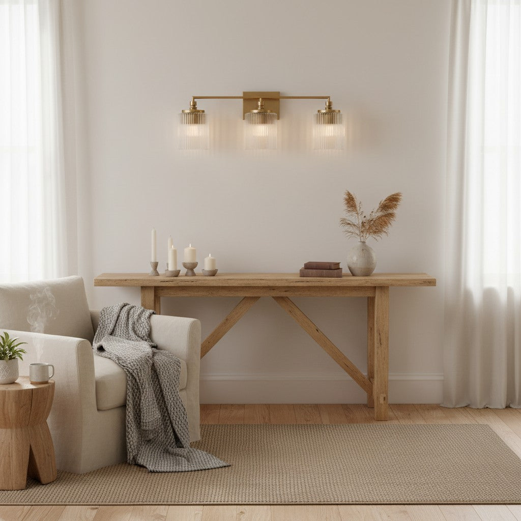 Luminaire de salle de bains Lirra à trois abat-jour en verre, design élégant en métal – Éclairage de coiffeuse | Esilora
