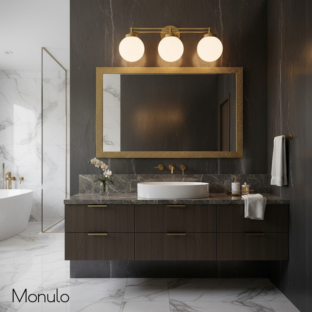 مصباح حائط عصري للحمّام من زجاج Glorica Glass بثلاثة مصابيح كروية للمرآة | Esilora