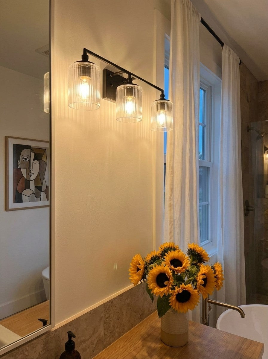 Luminaire de salle de bains Lirra à trois abat-jour en verre, design élégant en métal – Éclairage de coiffeuse | Esilora