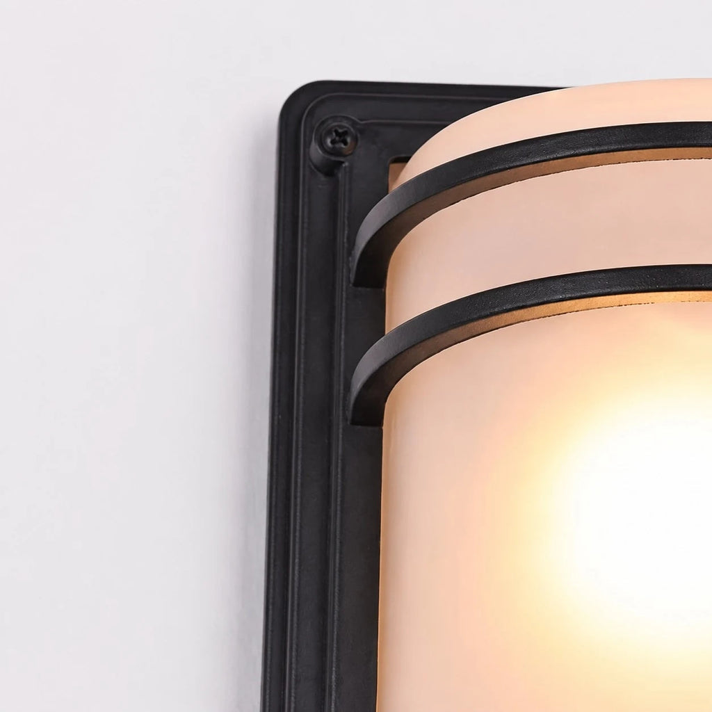 Moderne schwarze Außenwandleuchte mit weißem Glasschirm | Esilora