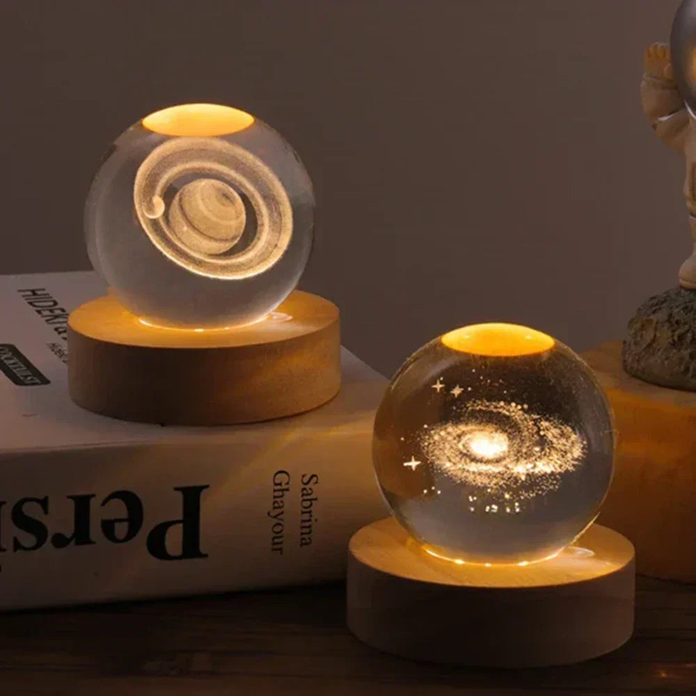 Lampă de veghe LED tip glob de cristal - carcasă din sticlă, bază din lemn