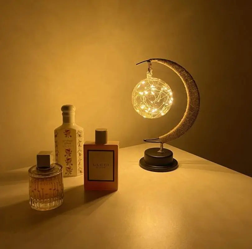 Stolní LED lampa ze skla - napájená bateriemi, srpek měsíce a zavěšená koule