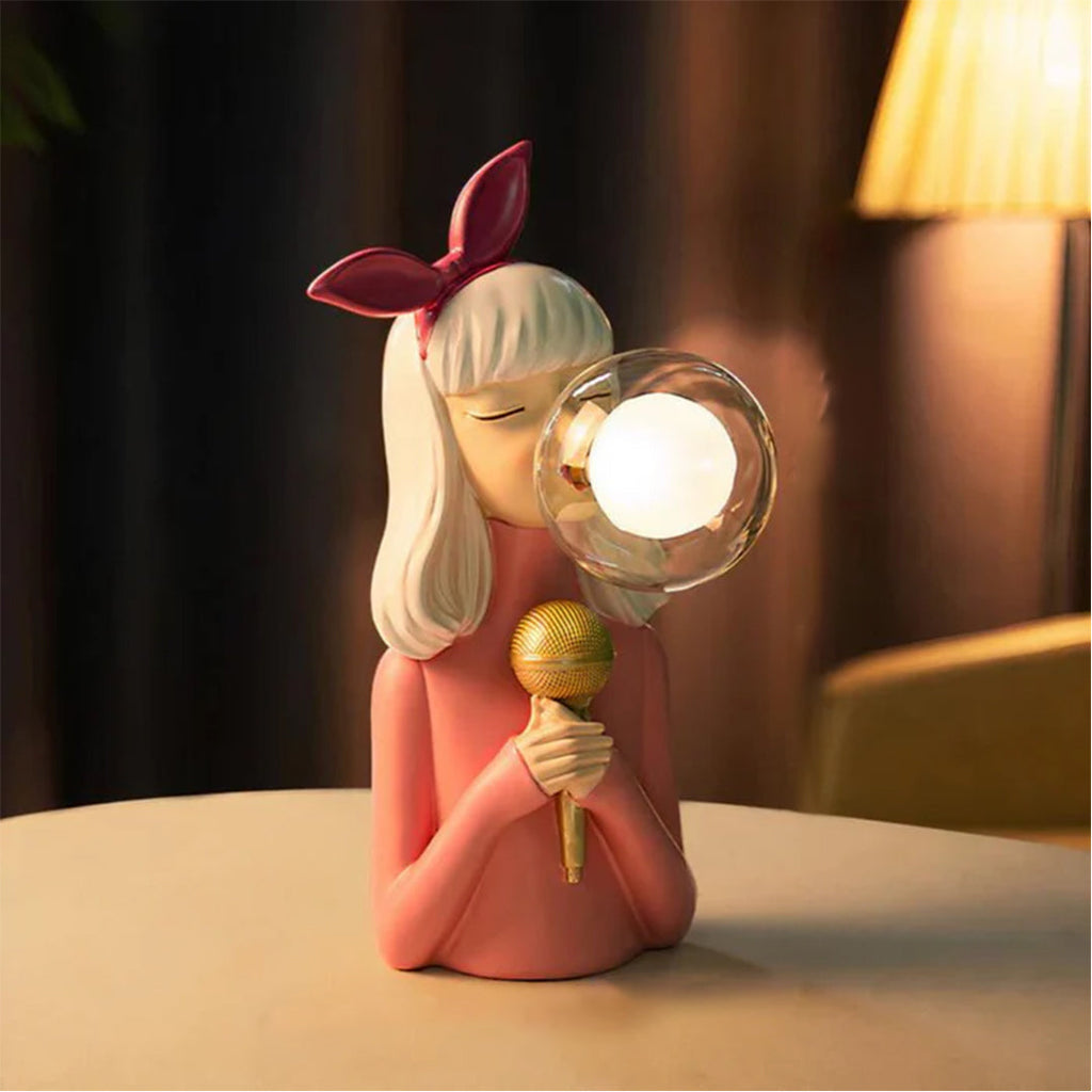 Bordlampe i resin og glas - skulpturelt figurdesign