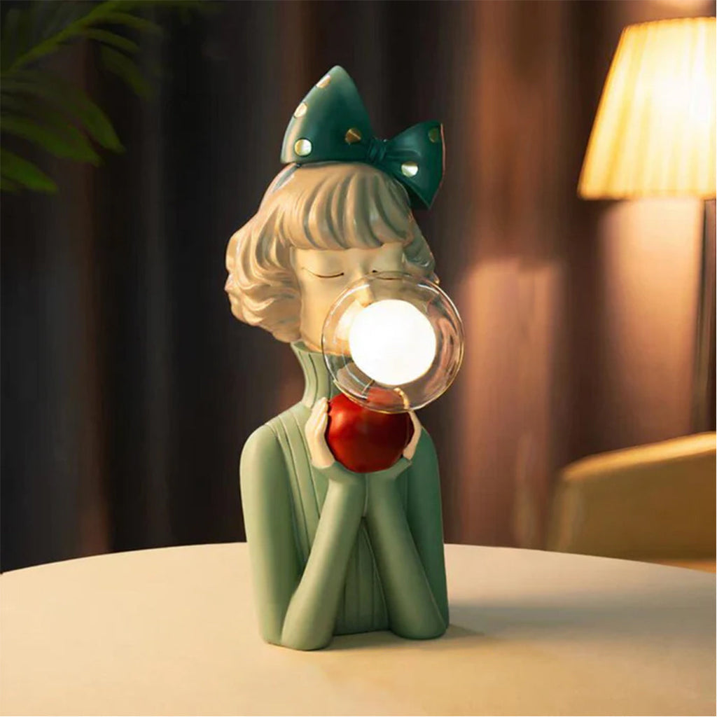 Bordlampe i resin og glas - skulpturelt figurdesign