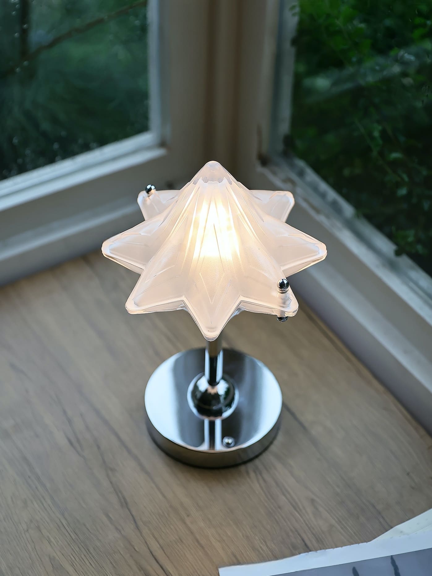 Art Deco Star Table Lamp - Frosted Glass Light for Modern Bedrooms - Astris Lyra | Esilora