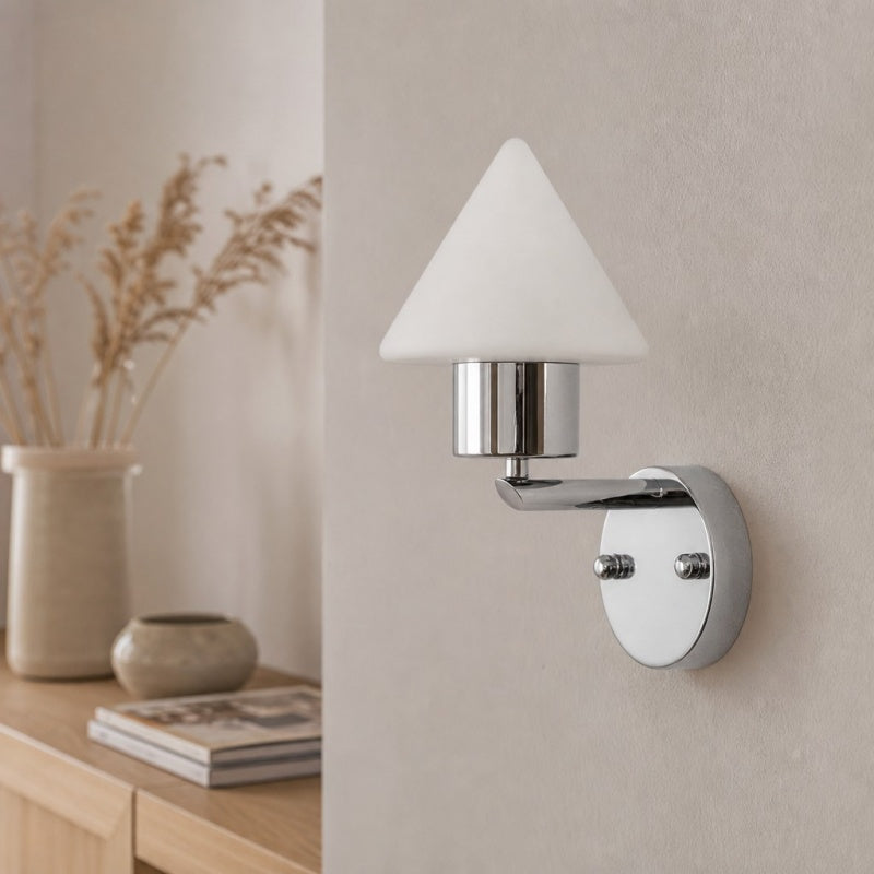 Applique Kallera - Luminaire rétro minimaliste en métal et verre avec abat-jour conique pour chambre et couloir | Esilora