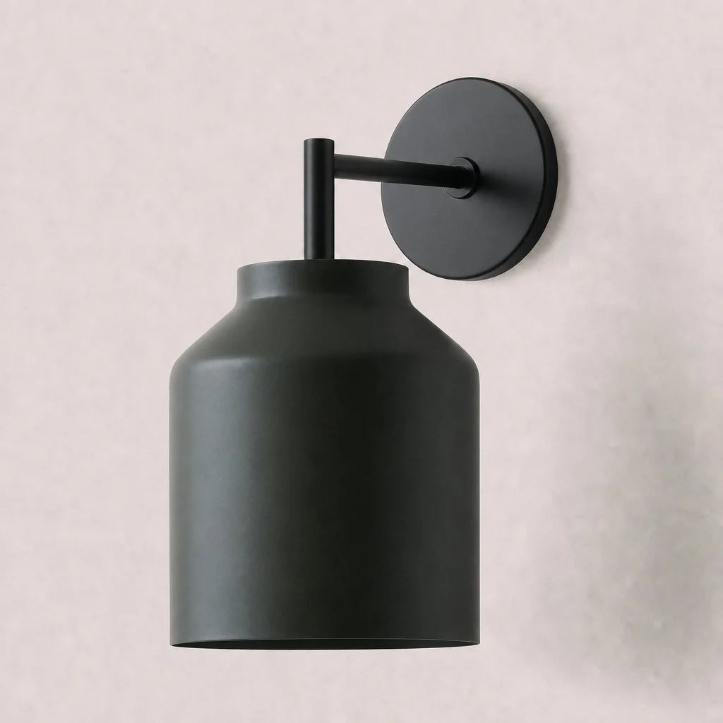 Hanton minimalistisk væglampe – væglampe i vintage-mælkeglas og metaldetalje | Esilora