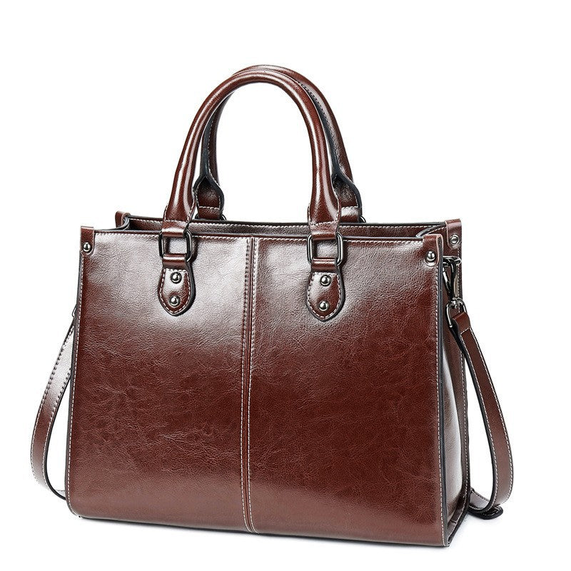 Sac à Main Structuré en Cuir Lustré avec Surpiqûres Contrastées et Bandoulière