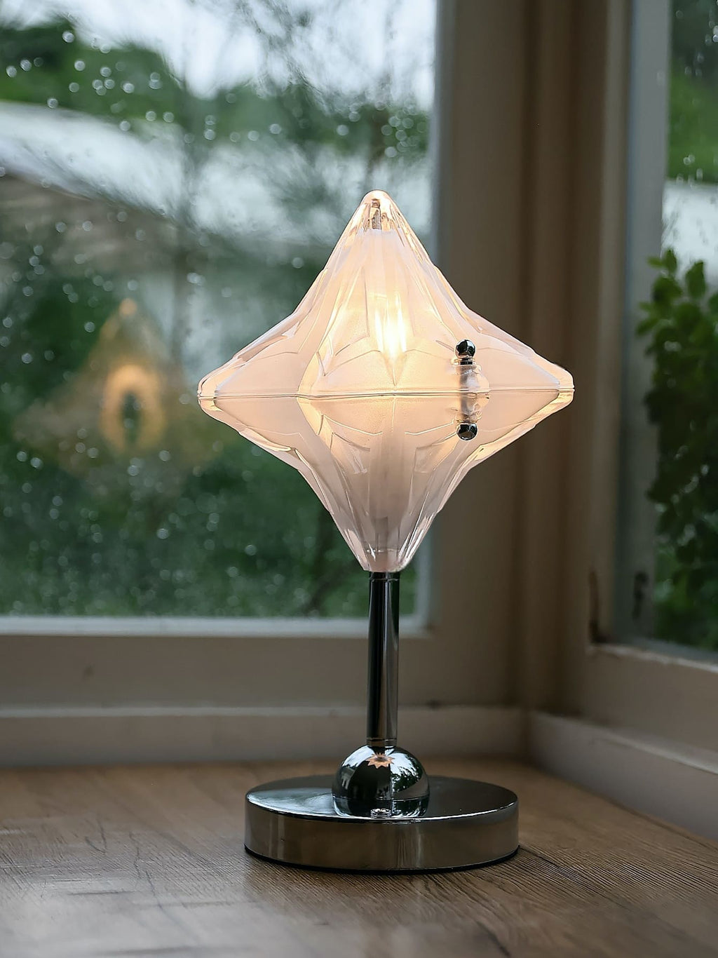Art Deco Star Table Lamp - Frosted Glass Light for Modern Bedrooms - Astris Lyra | Esilora