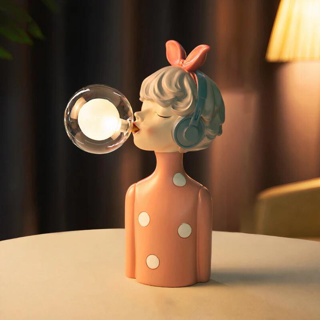 Bordlampe i resin og glas - skulpturelt figurdesign
