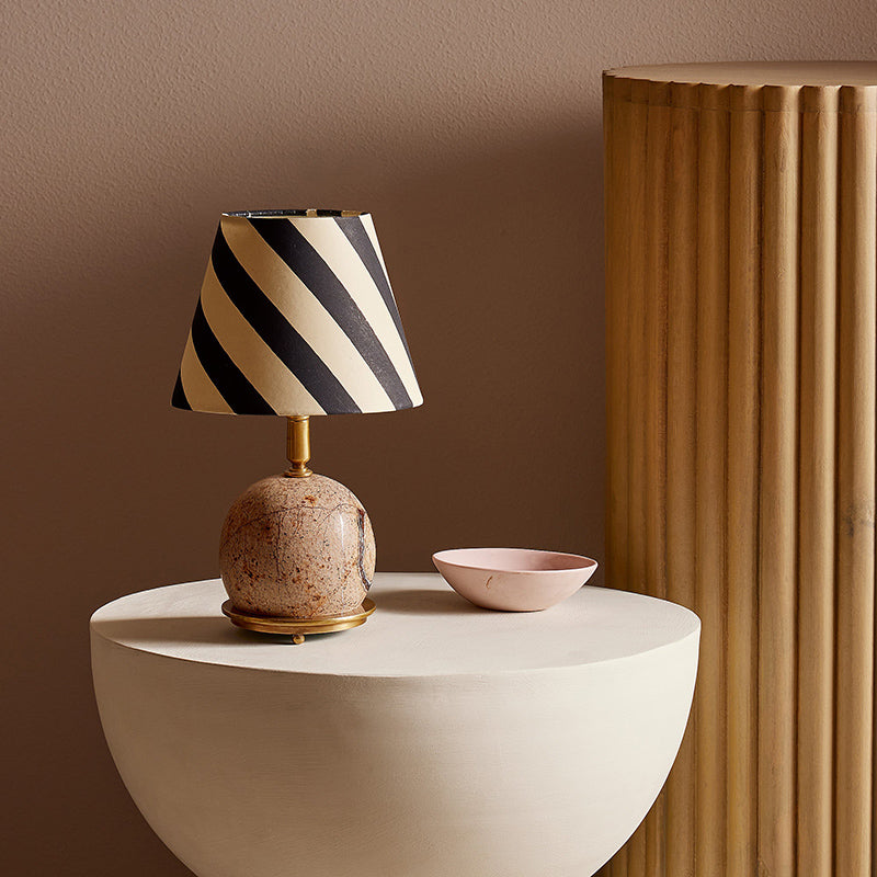 Moderne skulpturale Tischlampe – minimalistische Dekorationsleuchte für Schlafzimmer und Wohnzimmer | Esilora