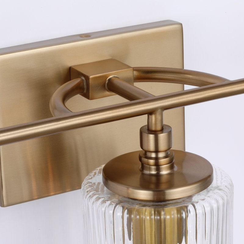 Luminaire de salle de bains Lirra à trois abat-jour en verre, design élégant en métal – Éclairage de coiffeuse | Esilora