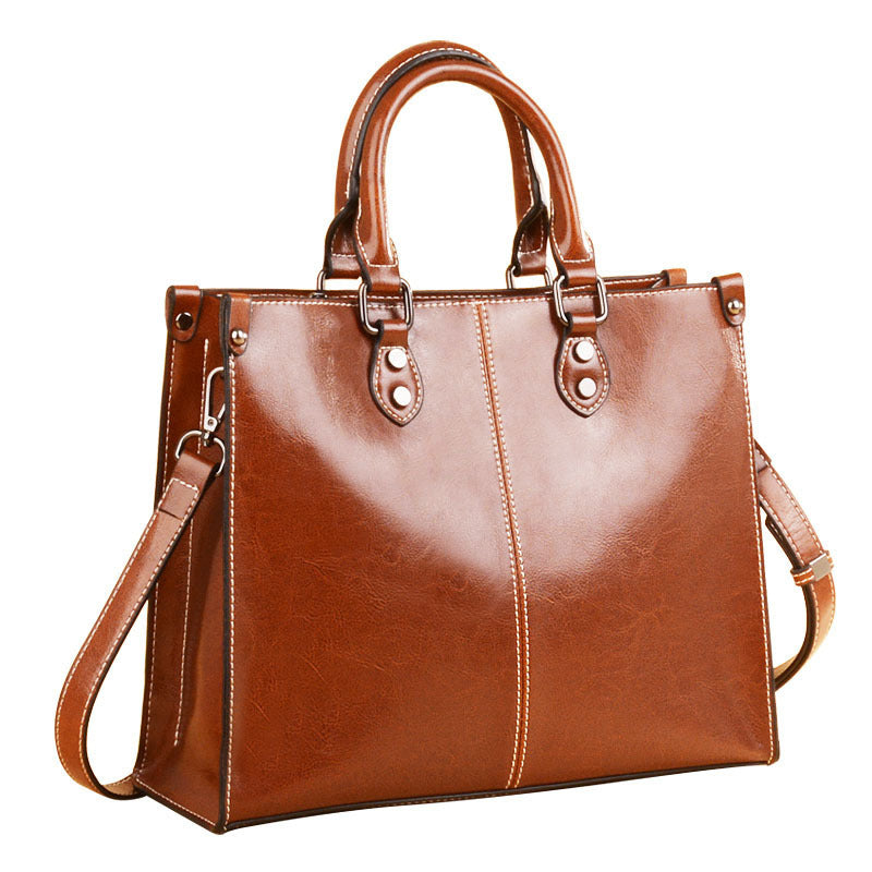 Sac à Main Structuré en Cuir Lustré avec Surpiqûres Contrastées et Bandoulière