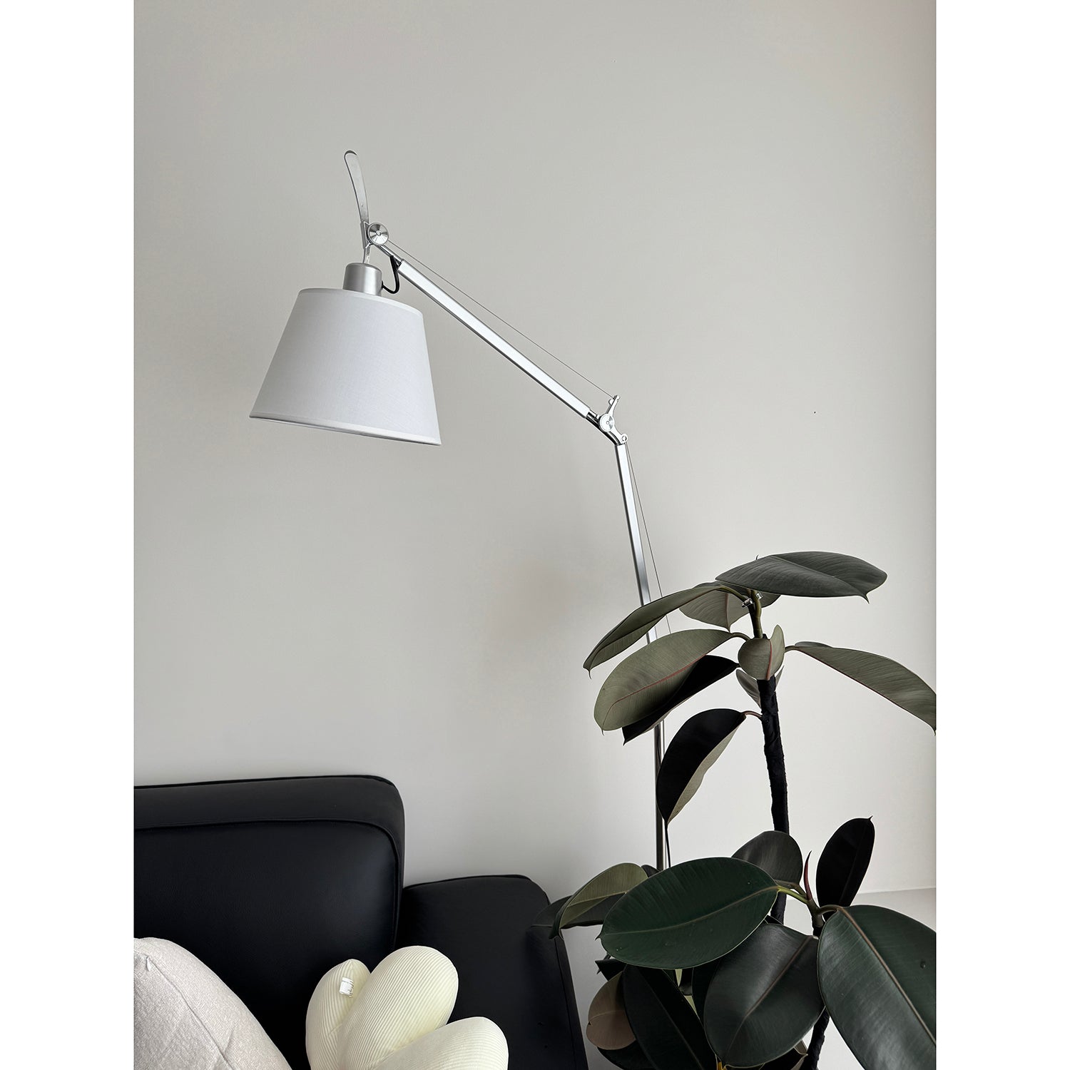 Velthea Floor Lamp | Esilora