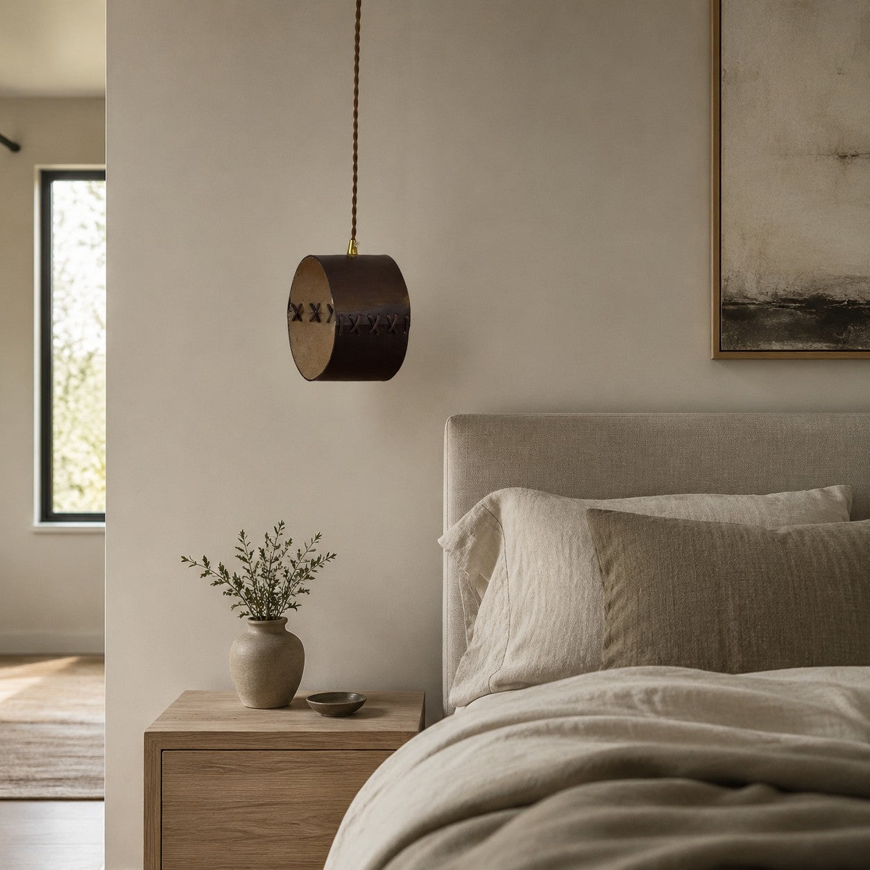 Suspension cylindrique en cuir lacé à la main pour chambres, couloirs et espaces de bar | Esilora