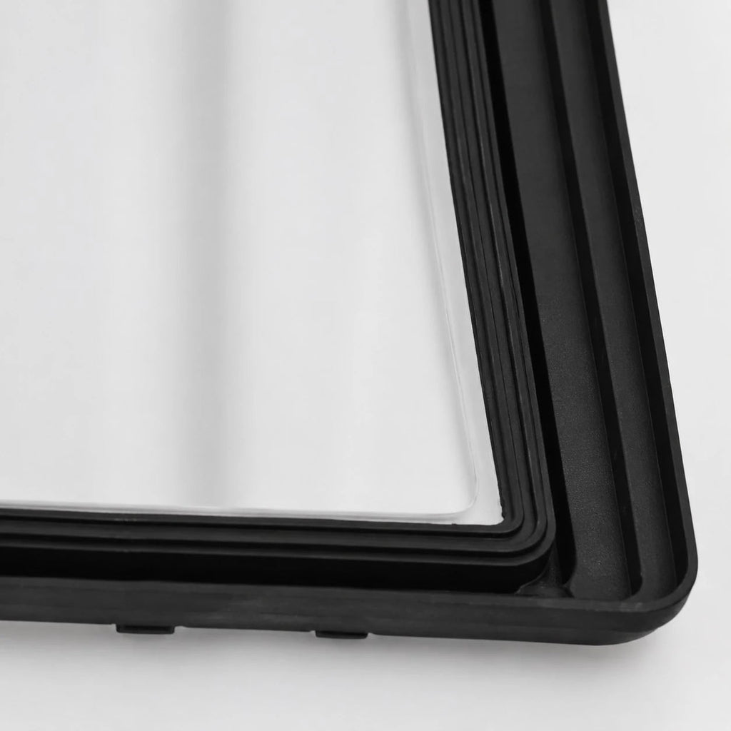 Moderne schwarze Außenwandleuchte mit weißem Glasschirm | Esilora