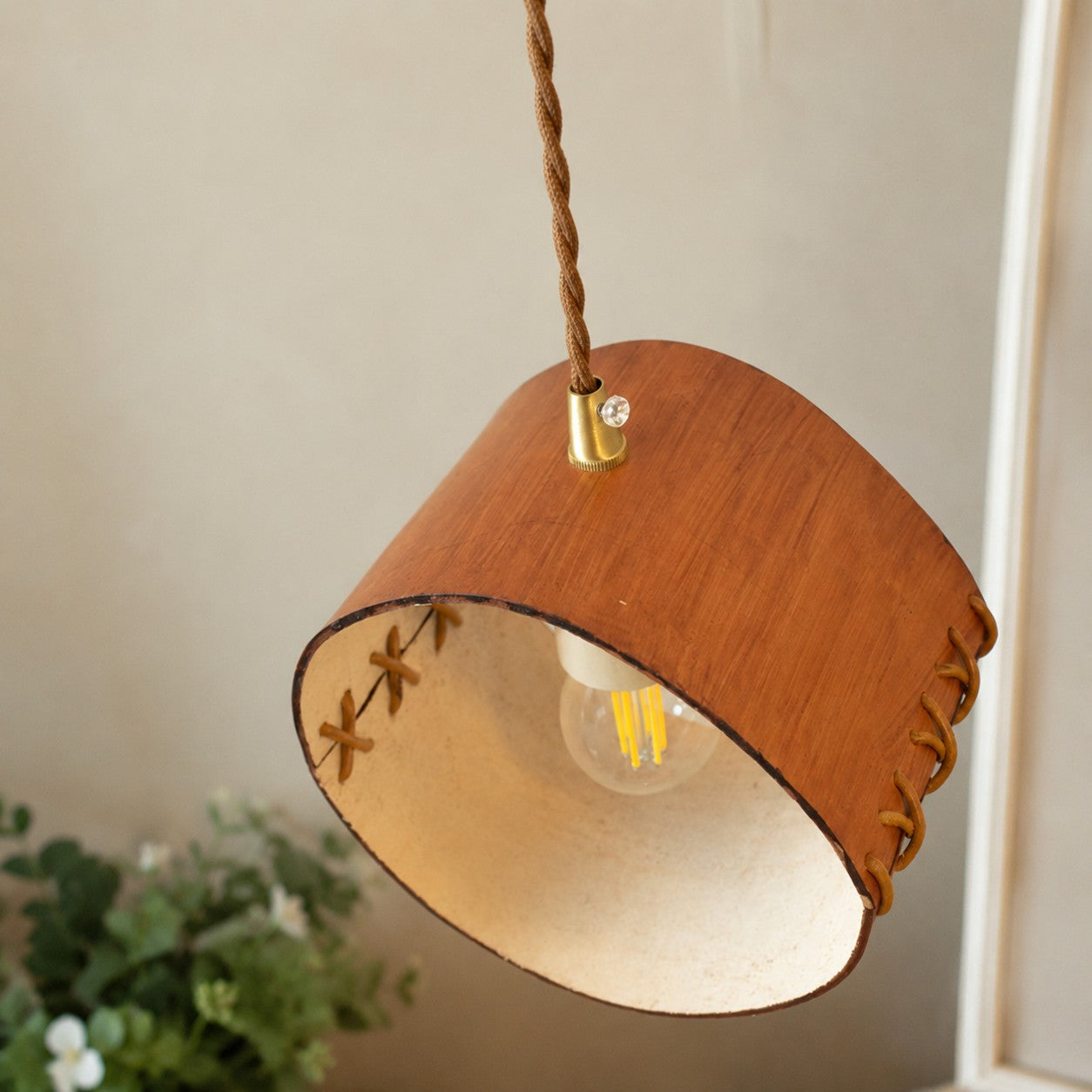 Suspension cylindrique en cuir lacé à la main pour chambres, couloirs et espaces de bar | Esilora