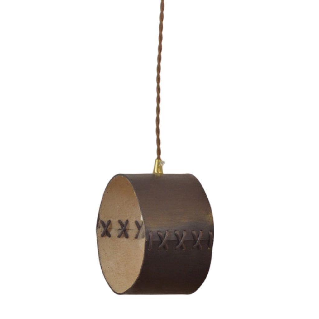 Suspension cylindrique en cuir lacé à la main pour chambres, couloirs et espaces de bar | Esilora
