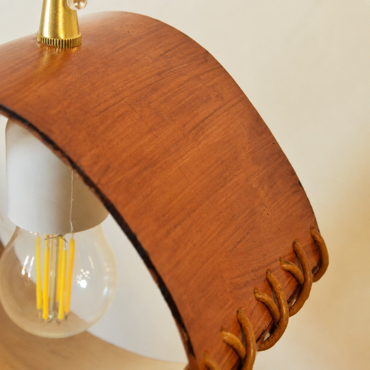 Suspension cylindrique en cuir lacé à la main pour chambres, couloirs et espaces de bar | Esilora