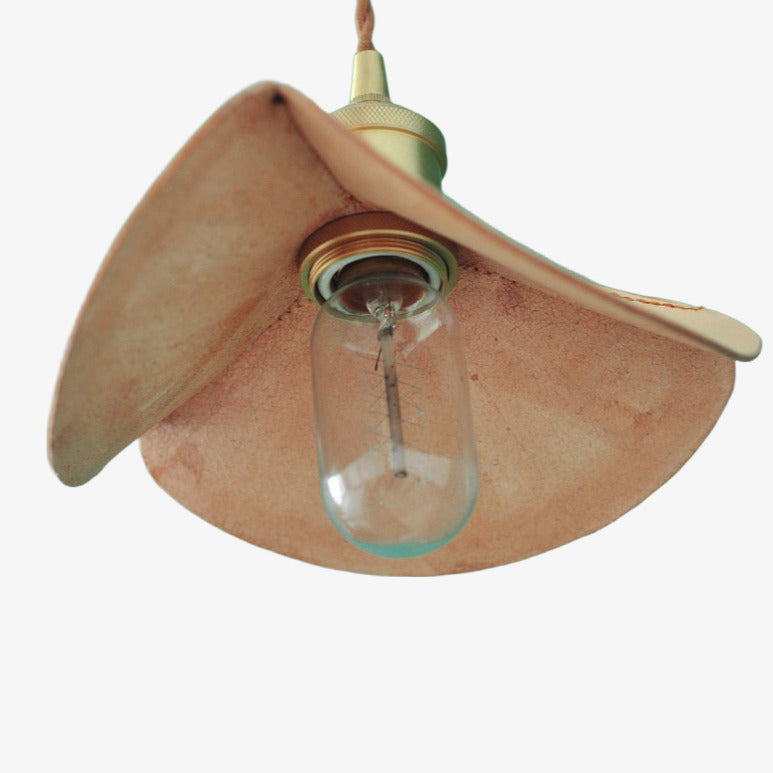 Lampada a sospensione con petali in pelle cuciti a mano | Esilora