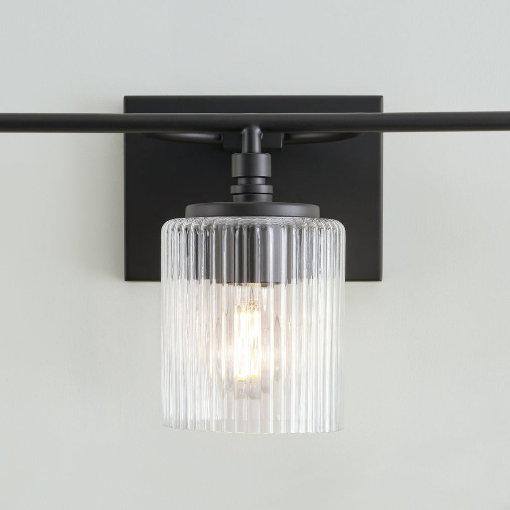 Luminaire de salle de bains Lirra à trois abat-jour en verre, design élégant en métal – Éclairage de coiffeuse | Esilora