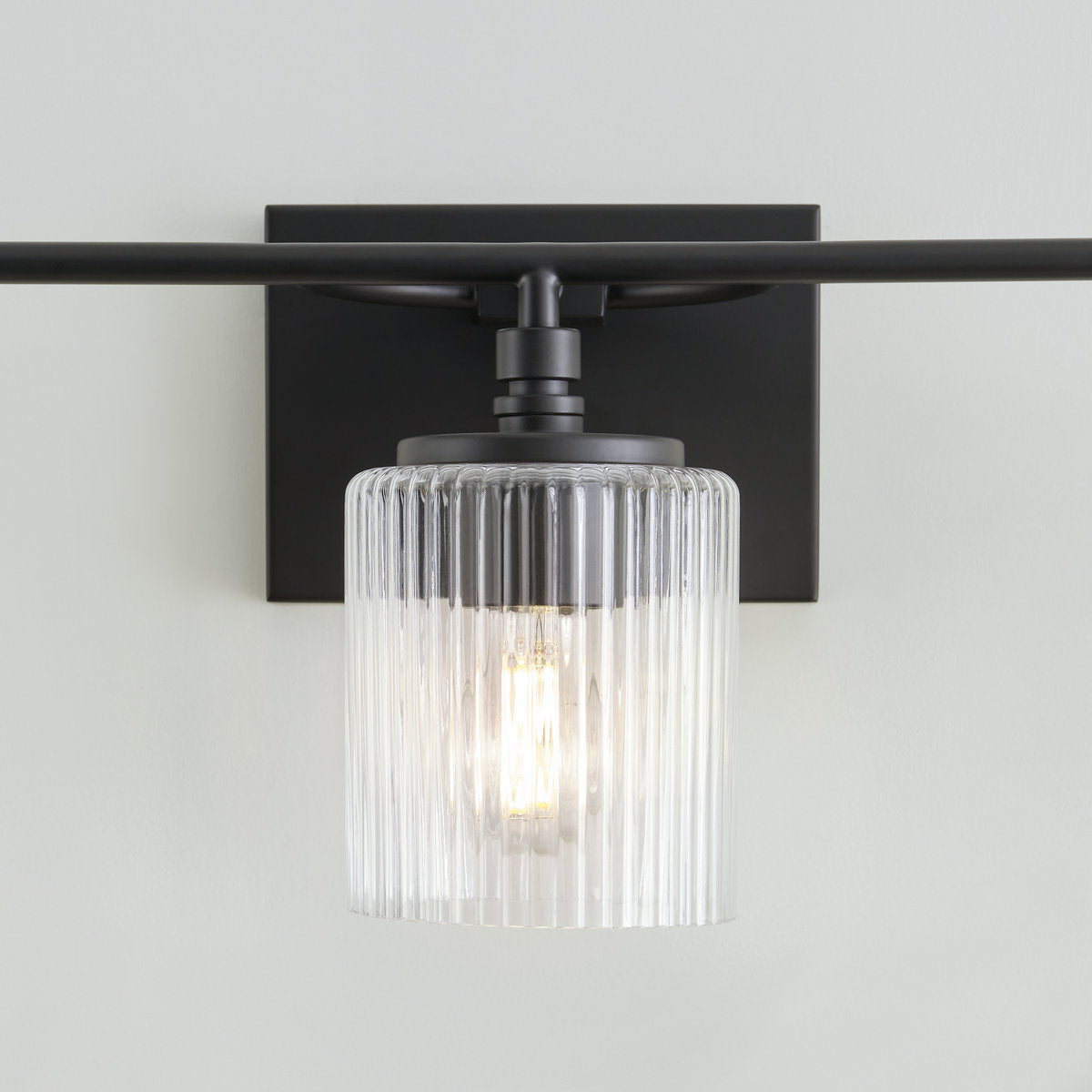 Luminaire de salle de bains Lirra à trois abat-jour en verre, design élégant en métal – Éclairage de coiffeuse | Esilora