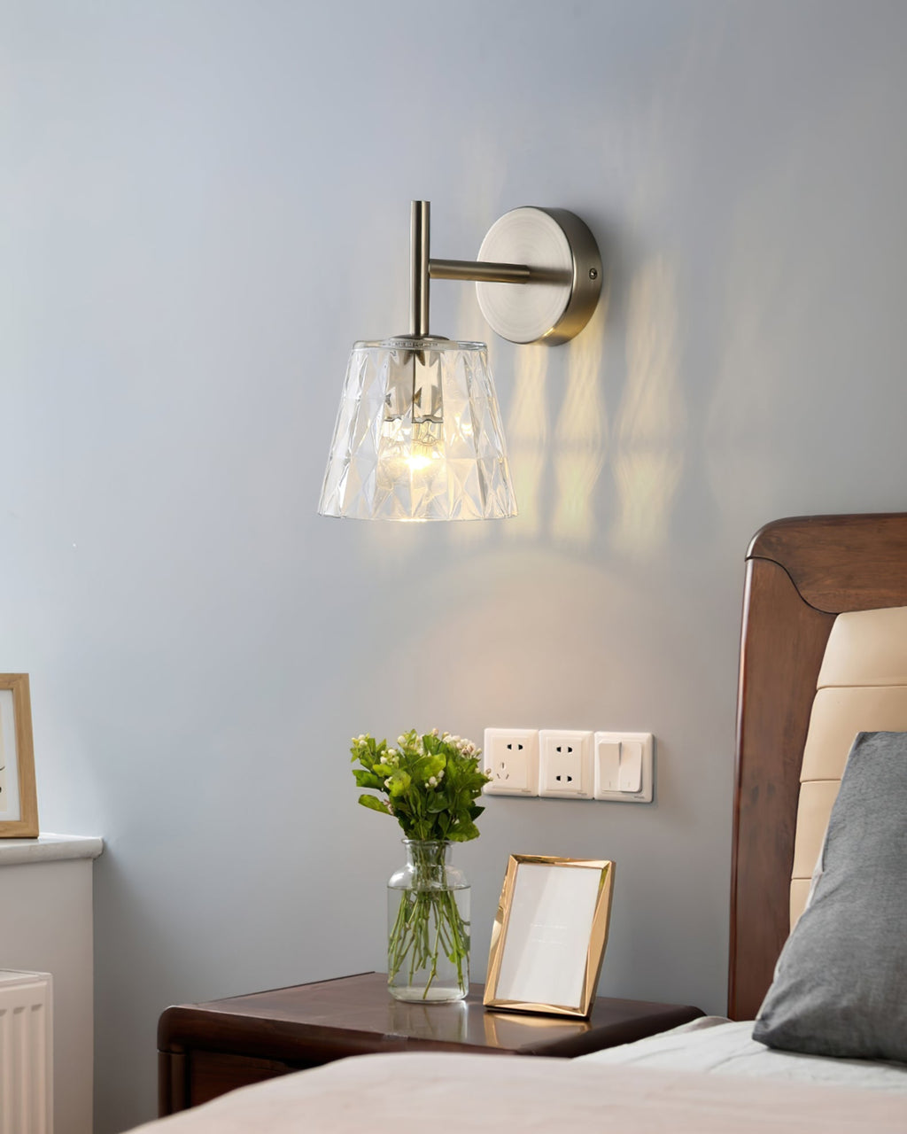 Bravira Modern Glass Wall Lamp – Minimalist Wall Sconce for Bedroom, Hallway & Vanity | Esilora