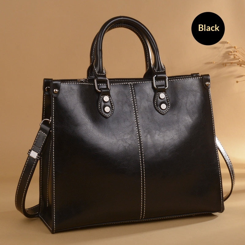 Sac à Main Structuré en Cuir Lustré avec Surpiqûres Contrastées et Bandoulière