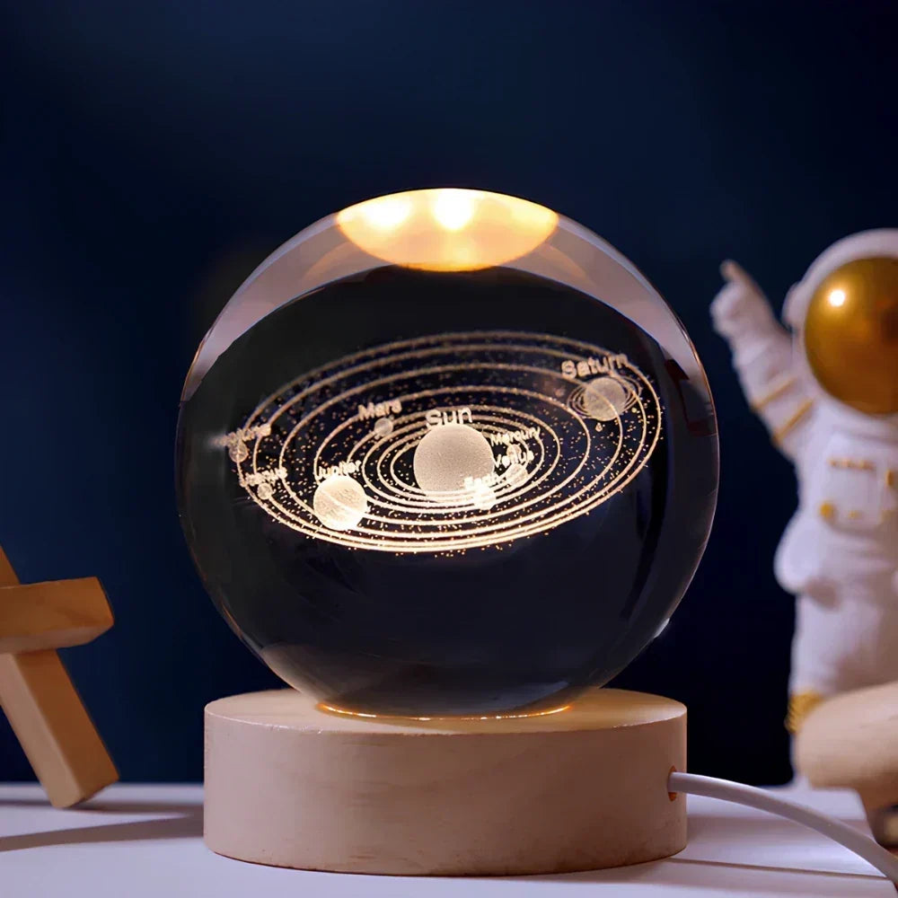 Lampă de veghe LED tip glob de cristal - carcasă din sticlă, bază din lemn